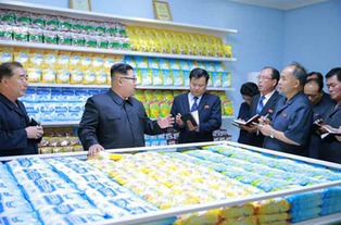 金正恩視察平壤食品工廠 夸贊國產(chǎn)設(shè)備像美男子